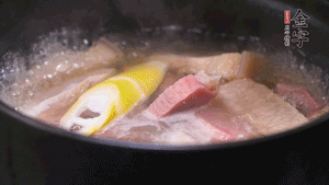 火肉、豬肉加料酒、清水大火煮開(kāi)后，加入春筍小火慢燉40分鐘，出鍋前撒蔥花即可。