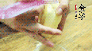 將食材洗凈，茄子、土豆切滾刀塊。