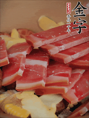 除鮑魚外的所有材料放進(jìn)鍋里，加清水、姜、黃酒，大火燒開，轉(zhuǎn)小火煲90分鐘。
