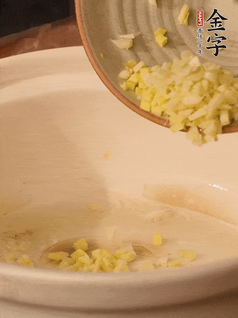 熱油下鍋，姜爆香。下冬瓜略微翻炒。