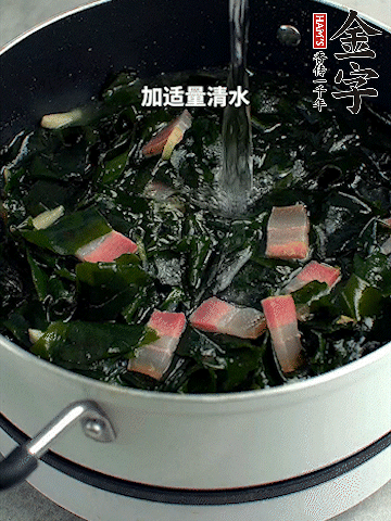 放入泡發(fā)好的裙帶菜翻炒一下，加適量清水燉煮。