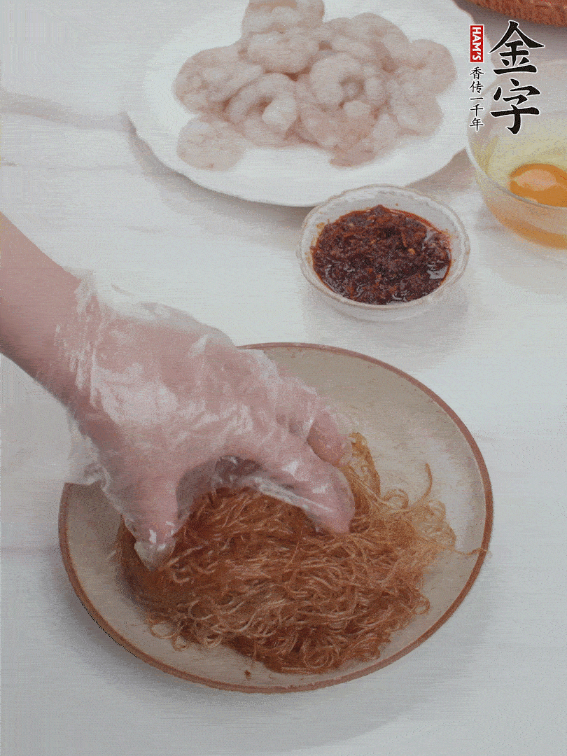 粉絲泡軟后，入沸水煮10秒，撈出后加1/2勺老抽、1/2勺食用油挑松。
