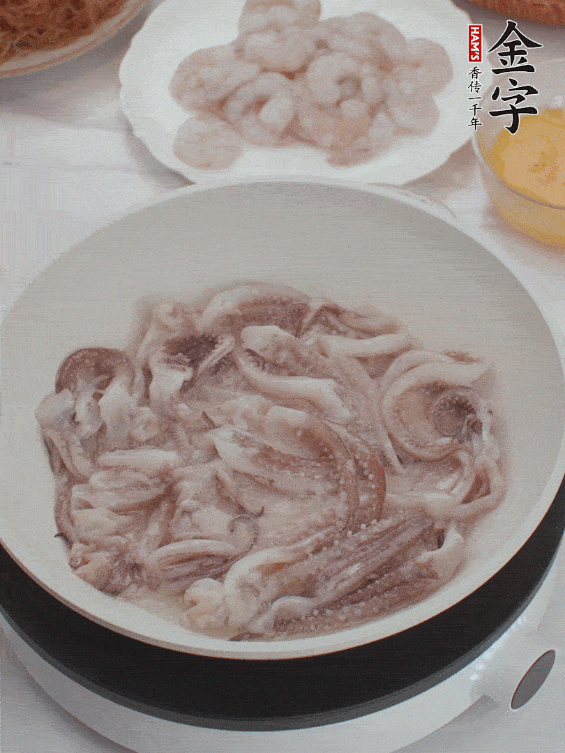 蝦仁、魷魚滑油，蛋液炒制半熟。