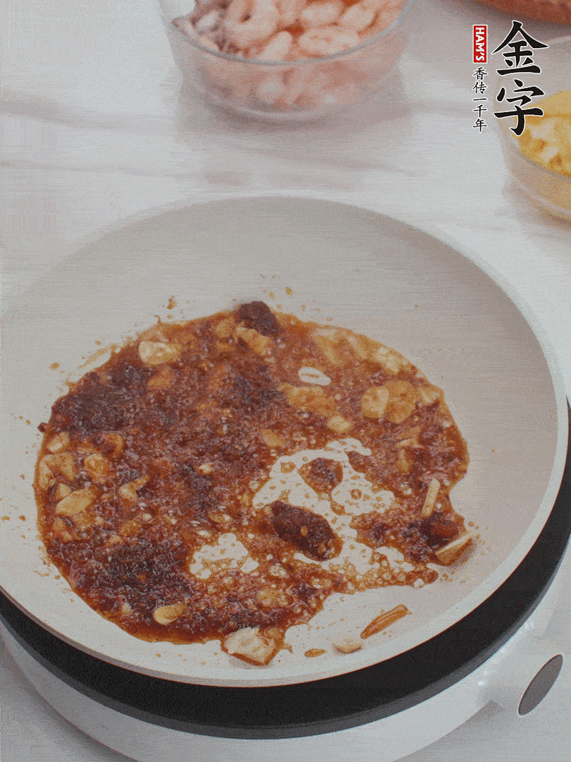 冷鍋熱油，1大勺金字火腿XO醬、蒜末炒香，倒粉絲一起炒。