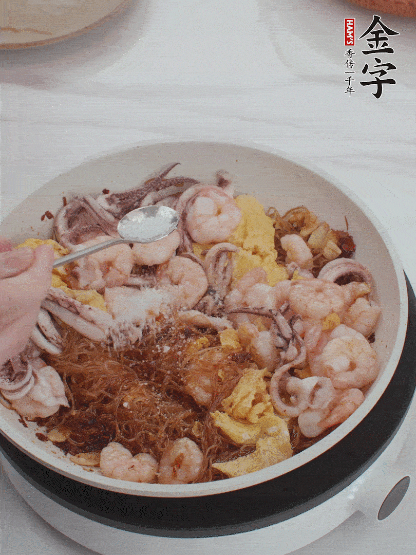 加雞蛋，蝦仁，魷魚混合。