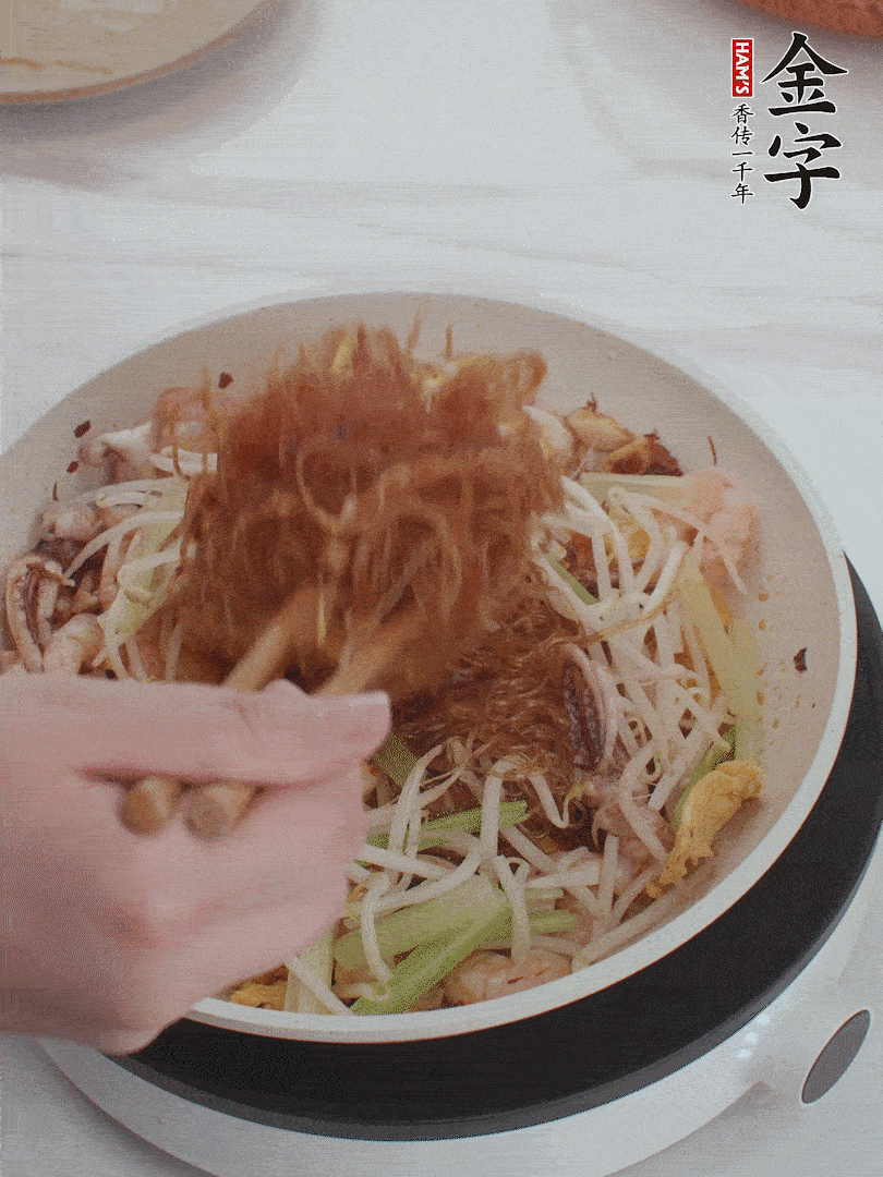 放焯好水的香芹、豆芽翻炒挑松。