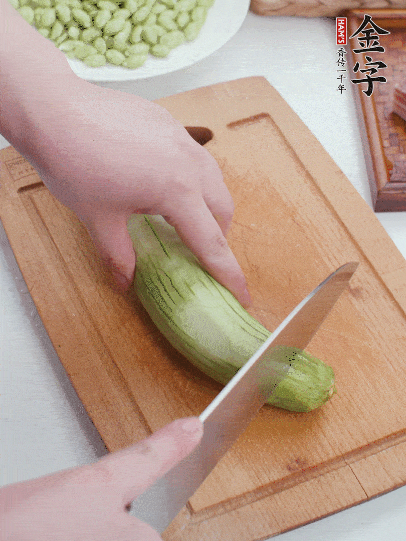 絲瓜去掉外皮，去掉兩端，切成滾刀塊。