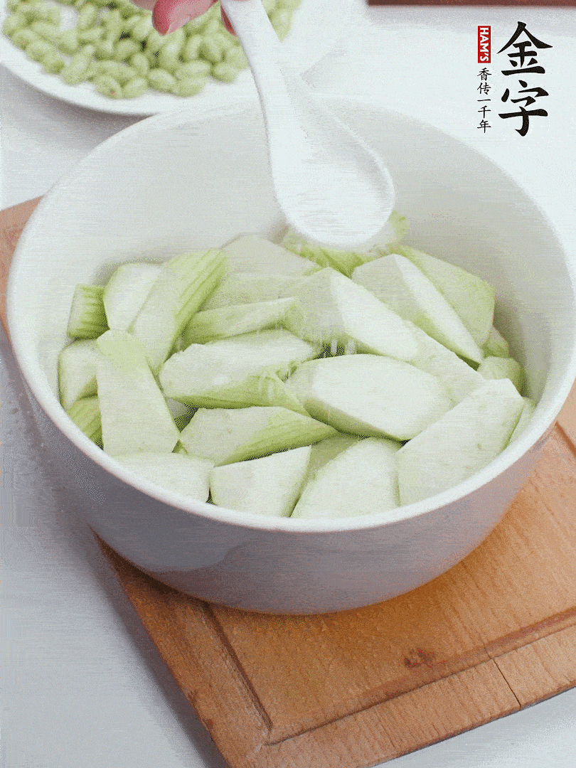 水中加1勺鹽浸泡，防止變黑。