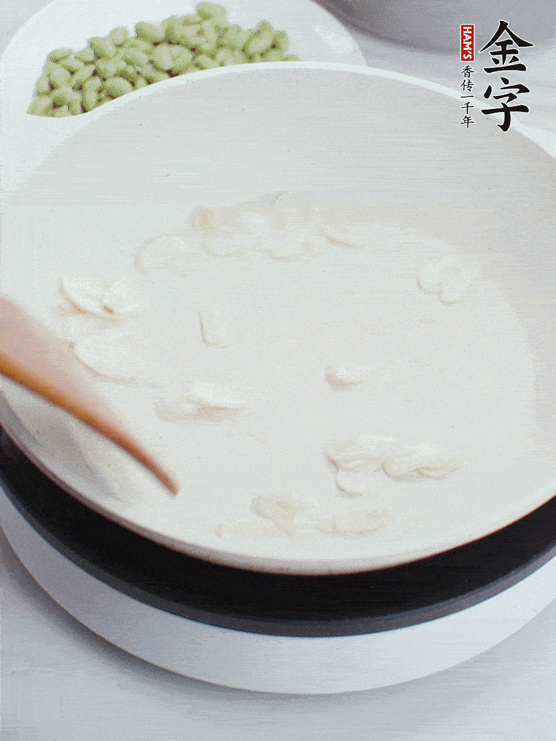 金字淡咸肉煮15分鐘，撈出切片。油5成熱時，蒜末、咸肉爆香。