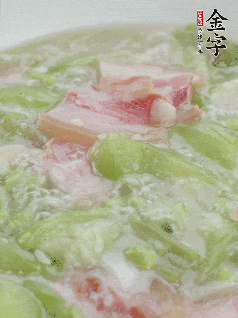 加一點熱水、白胡椒粉、雞精翻炒1分鐘。