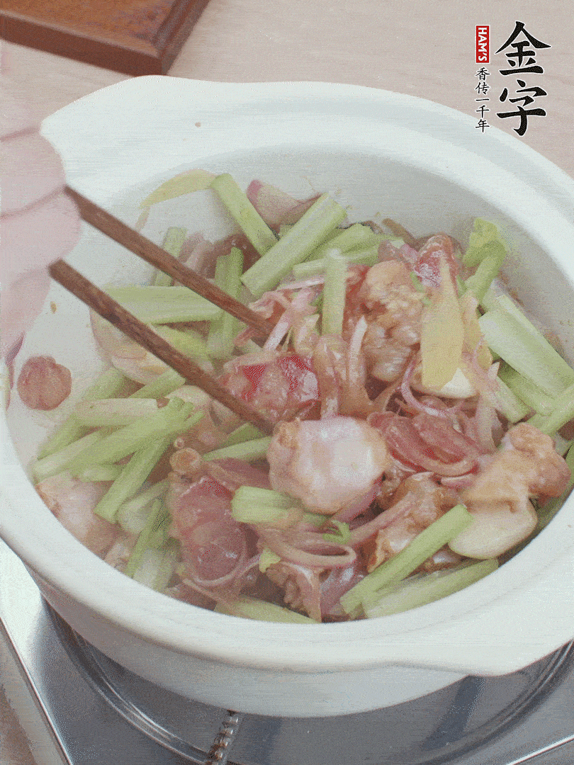 下牛蛙、芹菜、香腸翻炒。