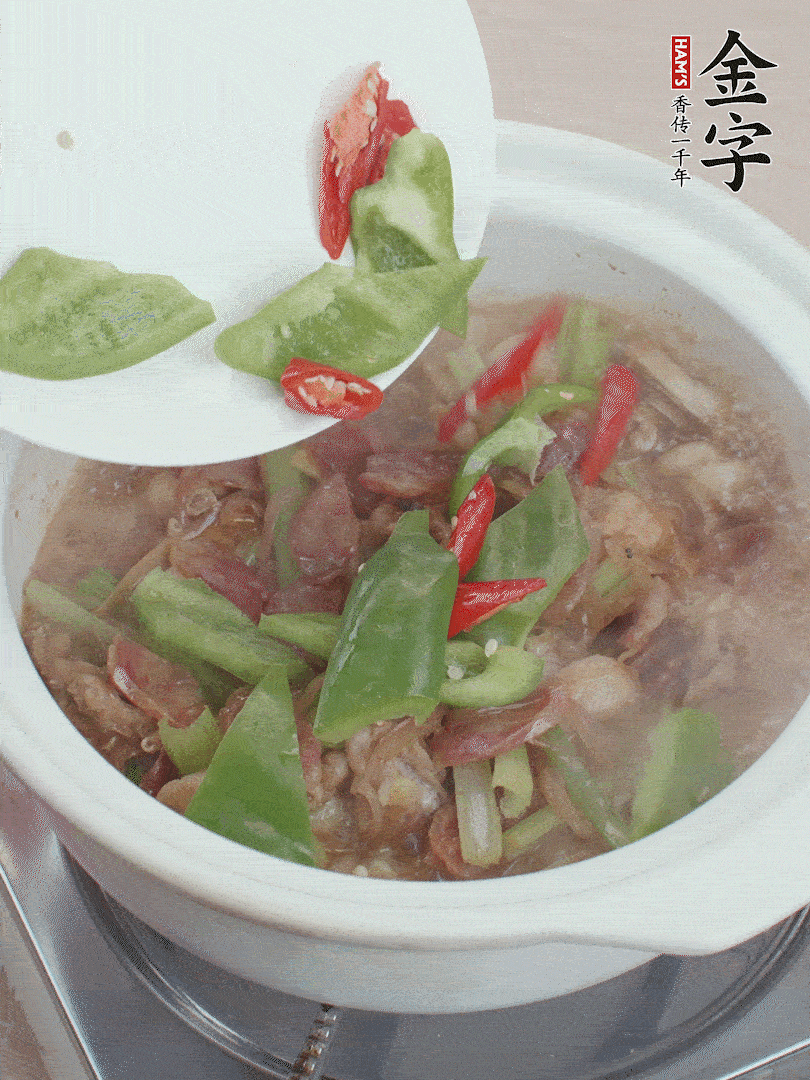 下綠菜椒，翻炒1分鐘。