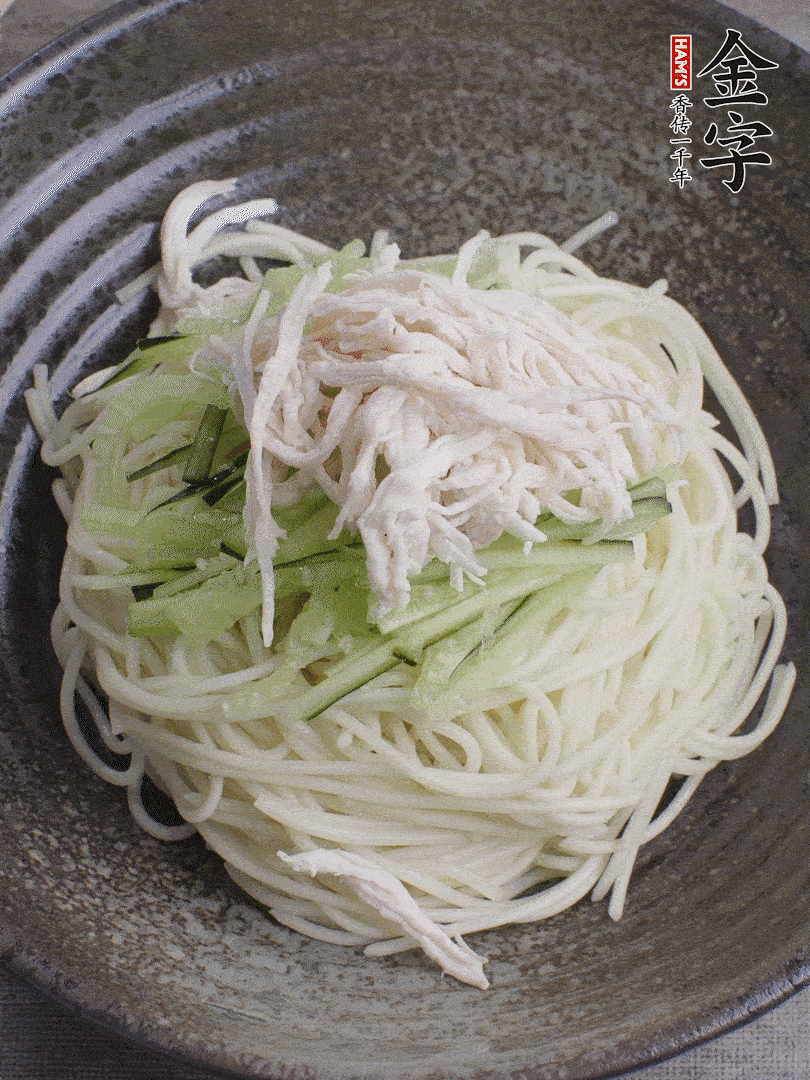 堿水面（熟）倒入大碗中，鋪上黃瓜絲、雞絲。