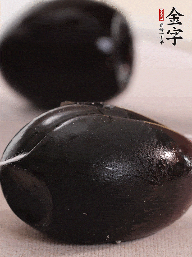 娃娃菜金針菇去跟洗凈，皮蛋改刀。