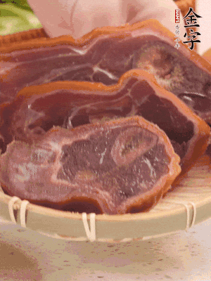 金字火腿蹄片溫水泡10分鐘。