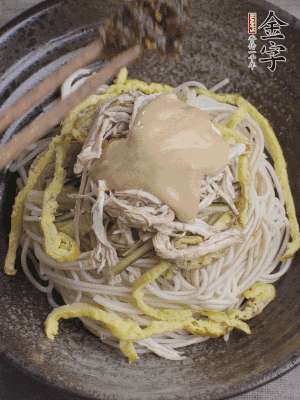 生抽1勺、醋1勺、芝麻醬1勺、金字火腿大師醬1勺。