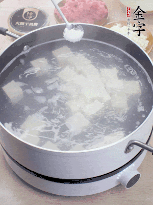 豆腐切成大小均勻正方體，鍋內(nèi)放水，加一點(diǎn)鹽焯水10秒。