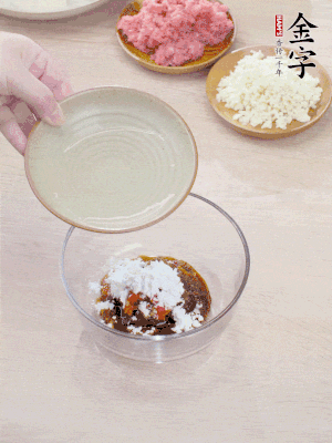 調(diào)料汁：金字火腿干貝醬2勺、剁椒1/2勺、生抽1/2勺、淀粉2勺、清水半碗。