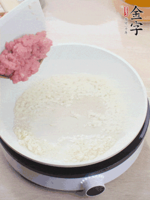 鍋內(nèi)熱油，蒜泥、牛肉泥炒至酥香。