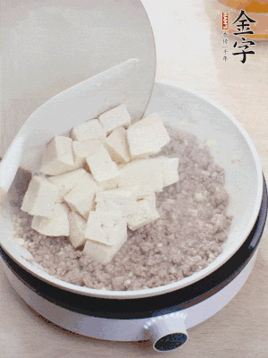 放豆腐翻拌均勻，倒料汁燜煮。