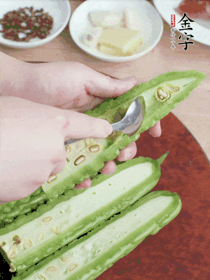苦瓜去籽切薄片，一點(diǎn)鹽拌勻，10分鐘后沖洗控干。香蔥切蔥花、姜切末、蒜拍碎、干辣椒切圈。