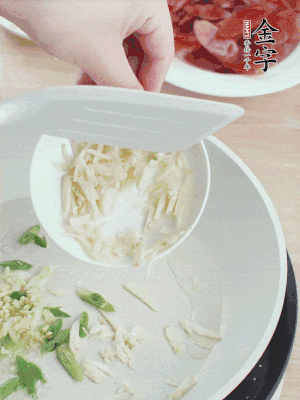 油4成熱，下蔥姜蒜、干辣椒、花椒煸出香味。