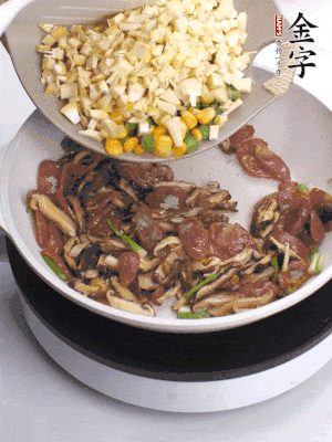 鍋里熱油，爆香蔥白，下香腸片炒至微微出油，加時蔬粒、香菇粒、春筍粒翻炒均勻。