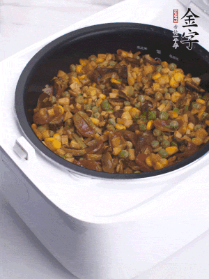 電飯煲按煮飯鍵，出鍋撒蔥花。