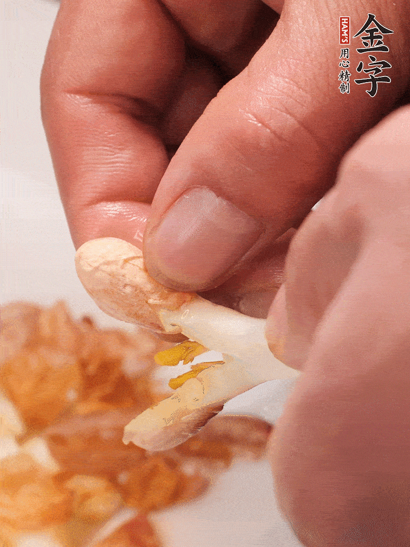 花生芽切段。開水焯水1分鐘，去掉頂部的花生皮