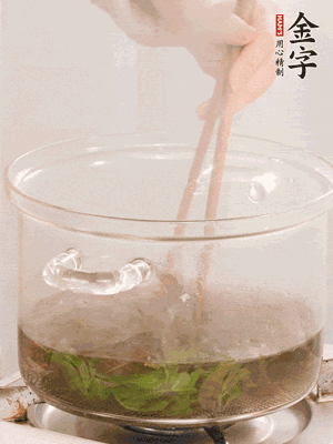 香椿焯水，變色后撈出，切成小段