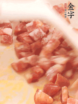 香腸炒出油脂，加入蠶豆煸炒