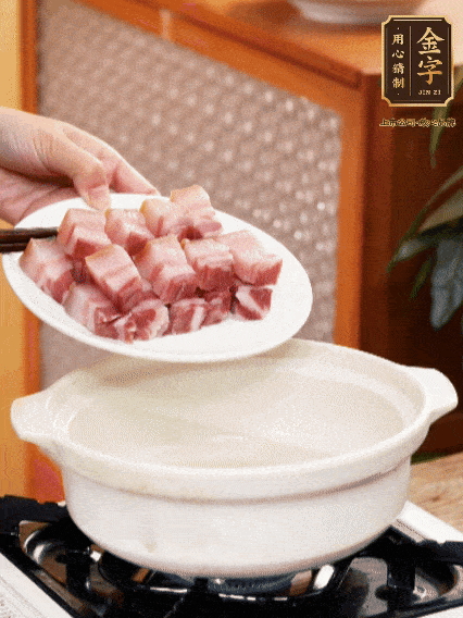 鍋內(nèi)倒油，下咸肉微微煸炒，再放排骨炒一下