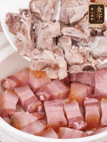 倒入開水燉煮，大火燒開后轉(zhuǎn)小火