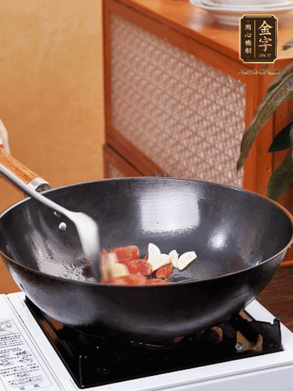 熱油，香腸微微煸出香味，加蒜片、小米辣