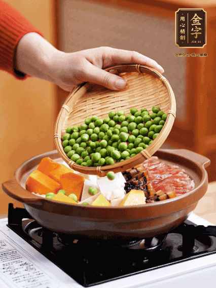 再鋪上臘腸、醬油肉、豌豆，小火煲6分鐘