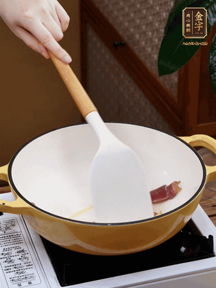 油熱，姜絲、火腿微微煸出香味