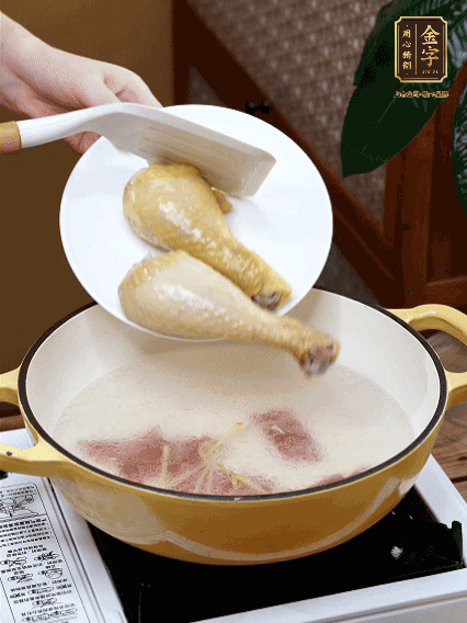 倒清水，放雞腿，大火煮開(kāi)轉(zhuǎn)中小火煮20分鐘